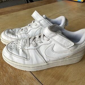 Nike low court borough Kids White Sneakers